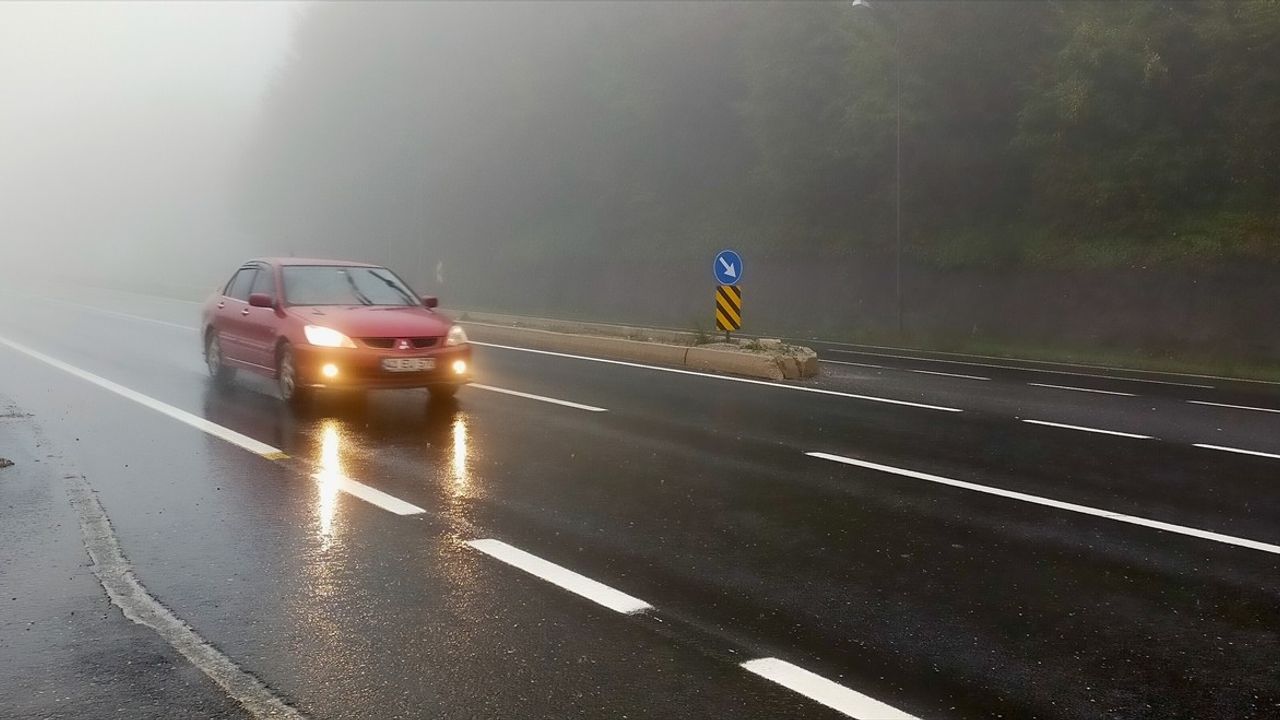 Bolu Dağı'ndaki Sis ve Sağanak Ulaşımı Olumsuz Etkiledi