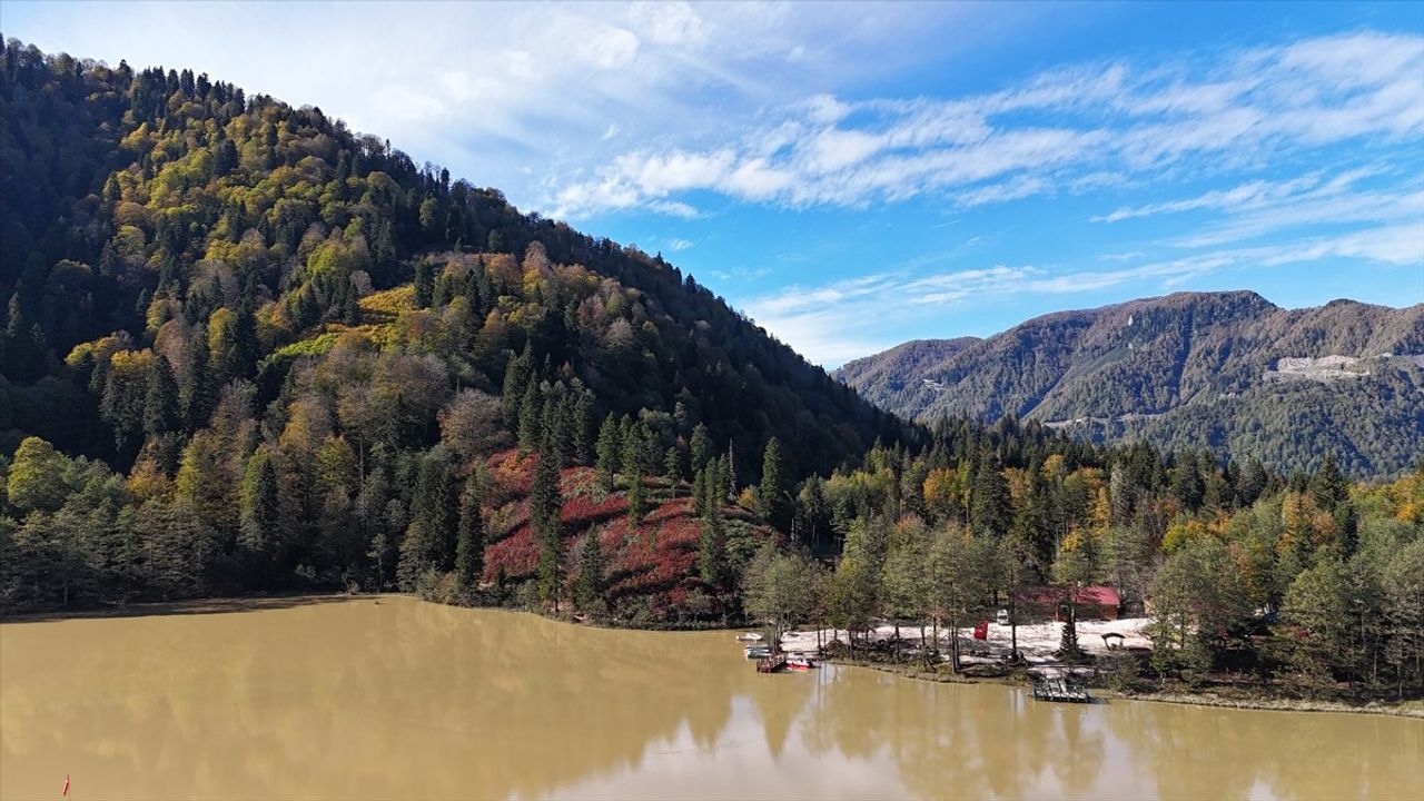 Borçka Karagöl Tabiat Parkı Sonbaharın Renkleriyle Büyülüyor