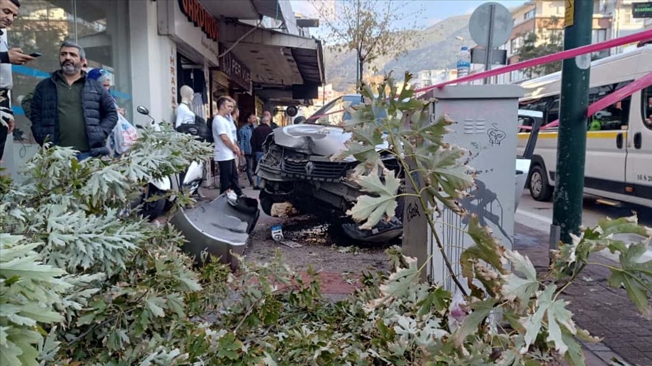Bursa'da Otomobil Yaya Çarptı: Kaza Güvenlik Kamerasında