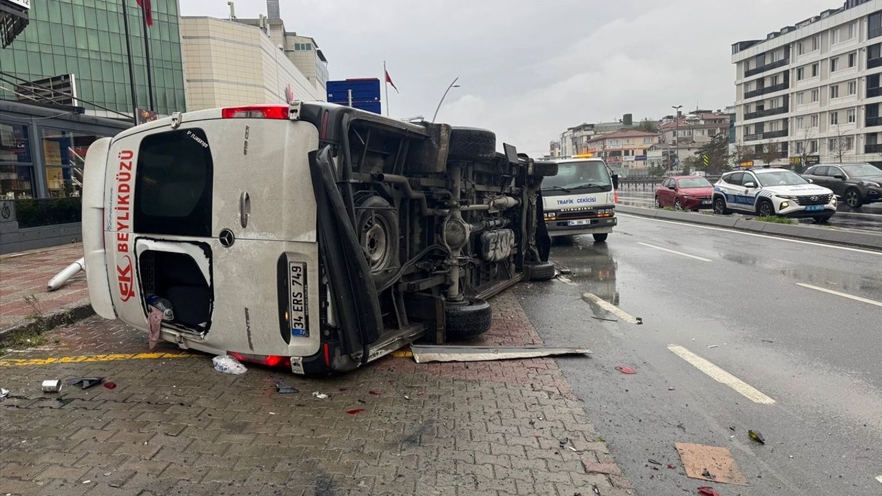Büyükçekmece'de Minibüs Devrildi: 2 Yaralı