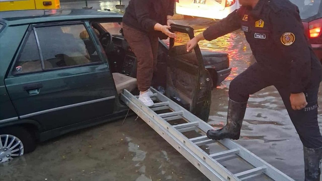 Çanakkale'de Gök Gürültülü Sağanak Yağış Etkili Oldu