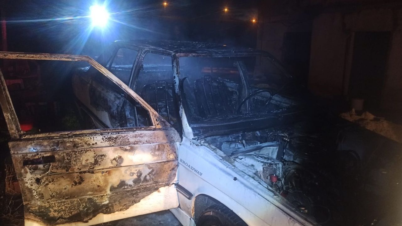 Çankırı'da İki Araç Aynı Kişiye Ait Olmak Üzere Yanarak Kullanılamaz Hale Geldi
