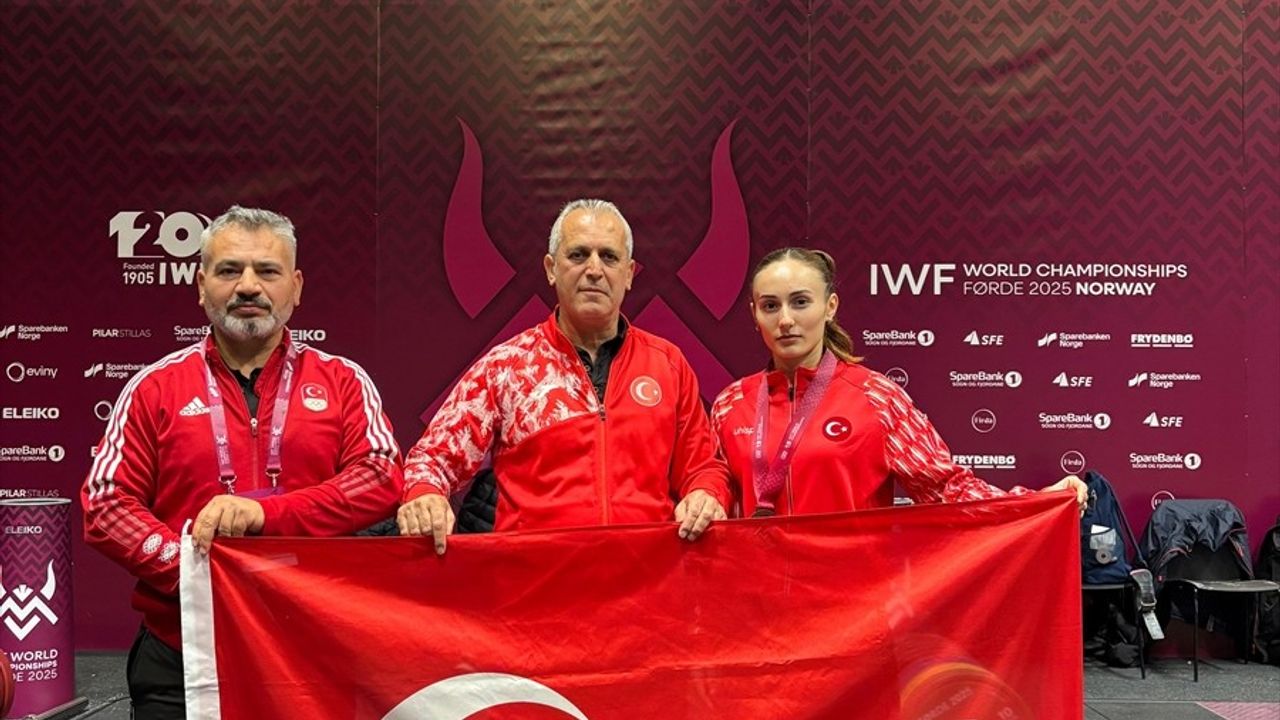 Cansel Özkan, Dünya Halter Şampiyonası'nda Bronz Madalya Kazandı