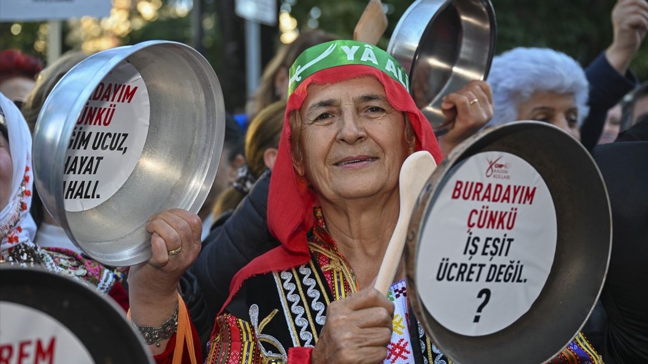 CHP Kadın Kolları 'Dünya Yoksullukla Mücadele Günü' Yürüyüşü Düzenledi
