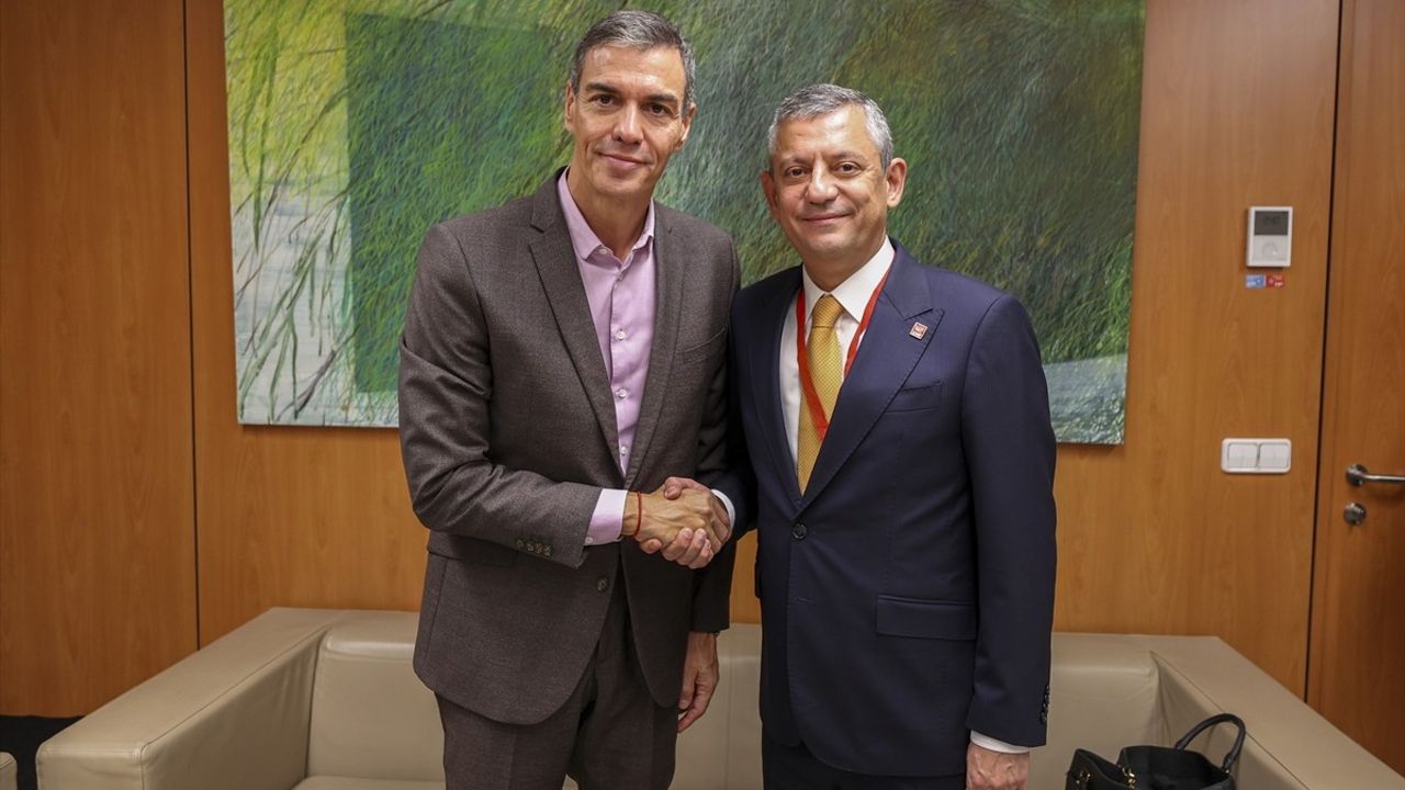 CHP Lideri Özgür Özel, İspanya Başbakanı Pedro Sanchez ile Madrid'de Görüştü