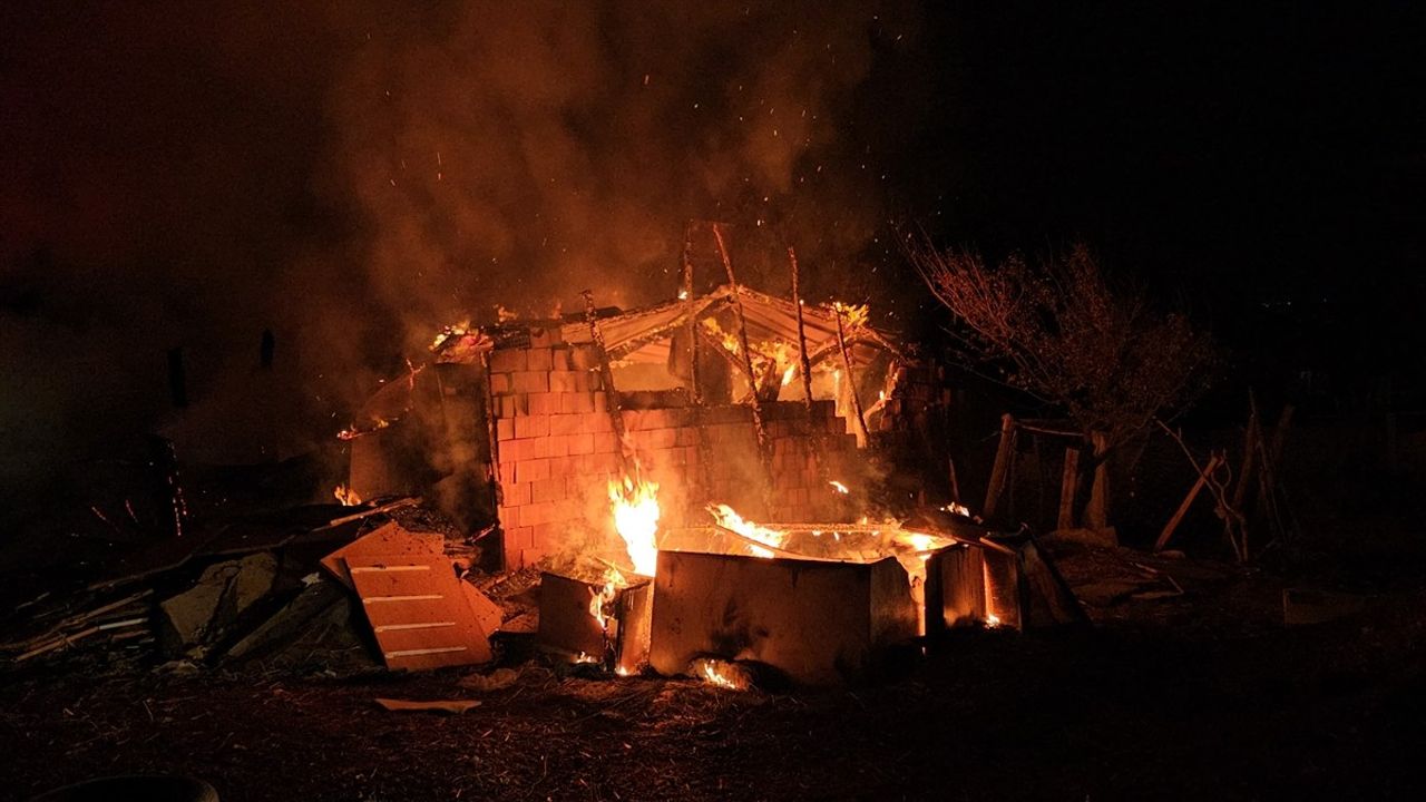 Çorum'da Ev Yangını: 7 Kişi Dumandan Etkilendi