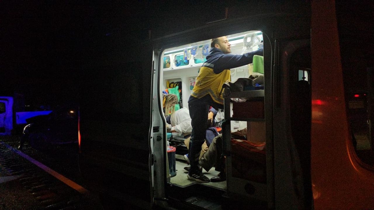 Çorum'da Kamyonet ile Minibüs Çarpıştı: 7 Yaralı