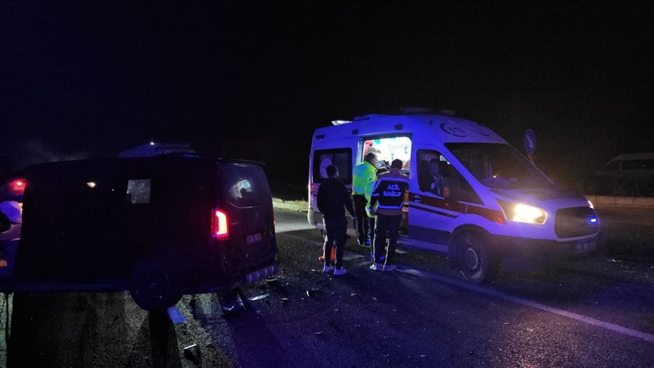 Çorum'da Kamyonet ile Minibüs Çarpıştı: 7 Yaralı