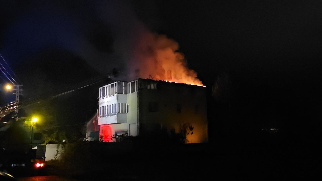 Çorum'da Yıldırım Düşmesi Sonucu Yangın Çıktı