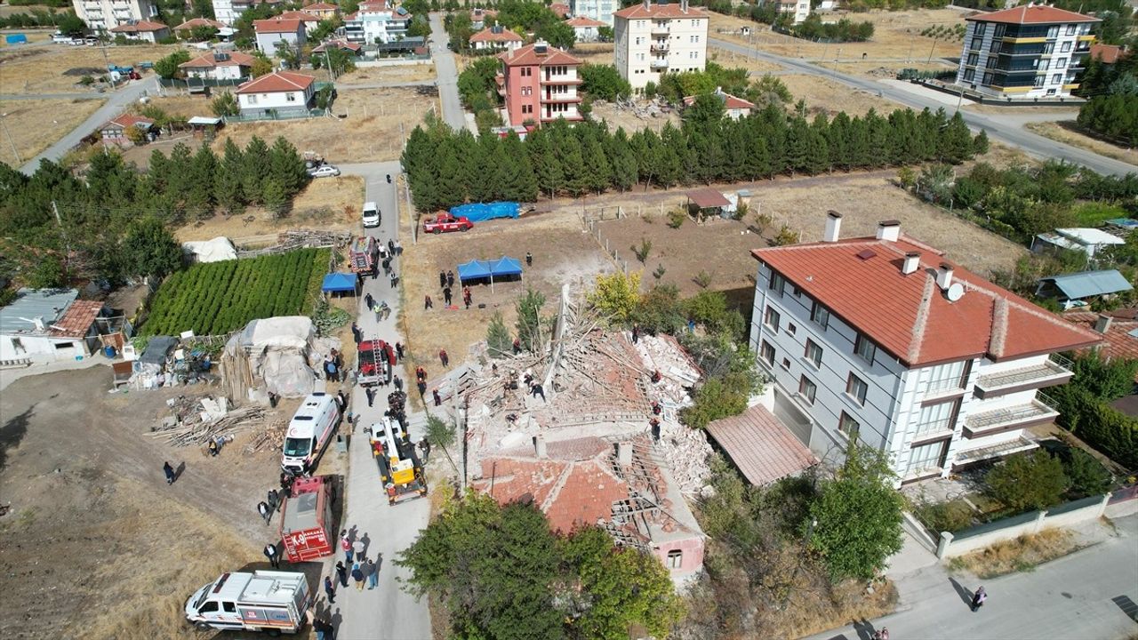Çubuk'ta Deprem Riski Nedeniyle Boşaltılan Bina Çöktü