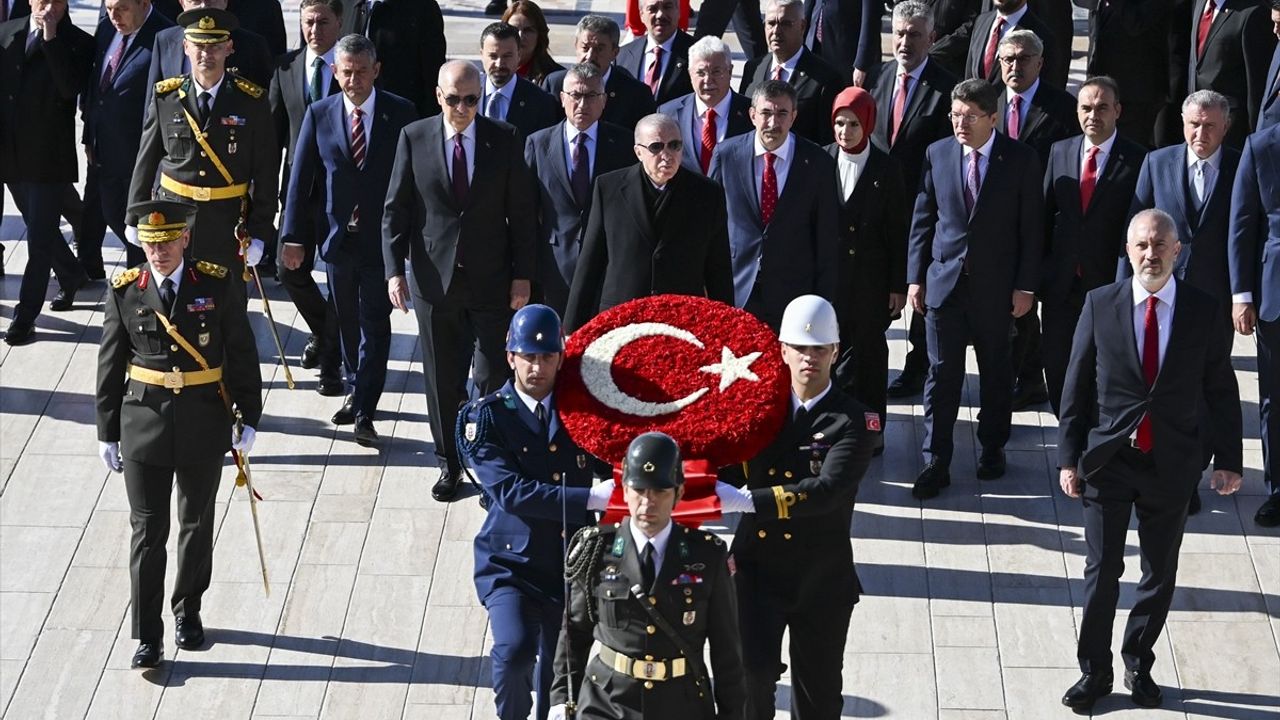 Cumhurbaşkanı Erdoğan, Anıtkabir'i Ziyaret Etti