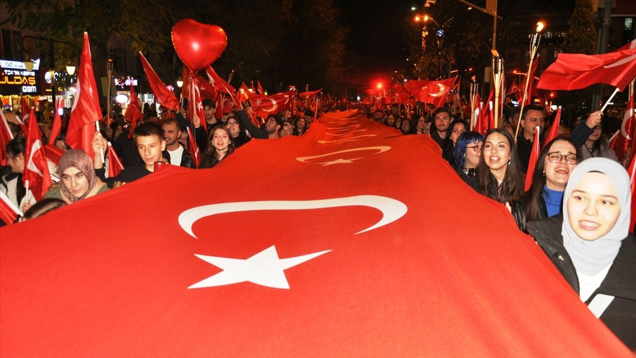 Cumhuriyet Bayramı Etkinlikleri: Kütahya ve Çanakkale'de Fener Alayı Yapıldı