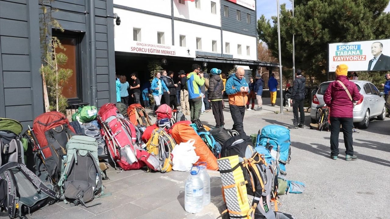 Cumhuriyet Bayramı'nda Erciyes'e Zirve Tırmanışı