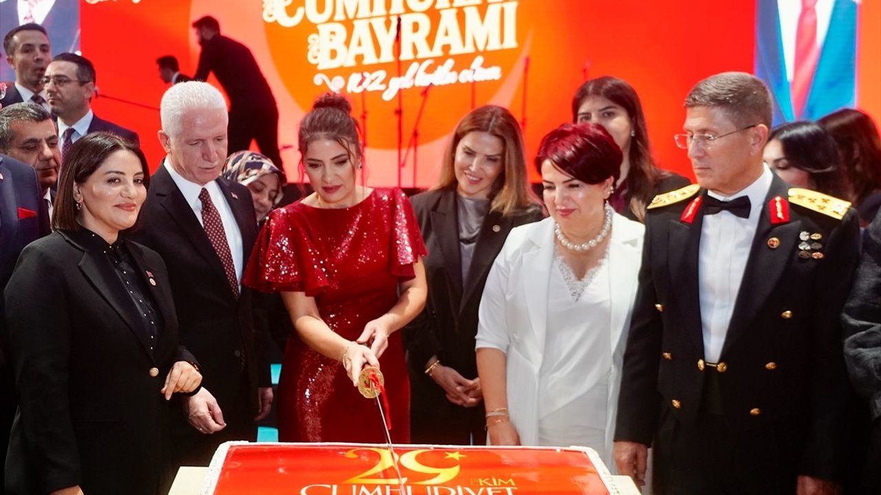 Cumhuriyet'in 102. Yılı İstanbul'da Kutlandı