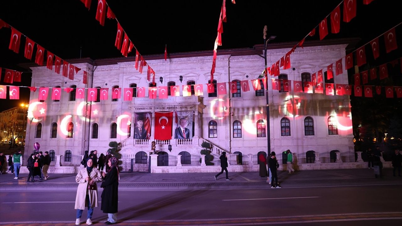 Cumhuriyet'in 102. Yılı Sivas'ta Fener Alayıyla Kutlandı