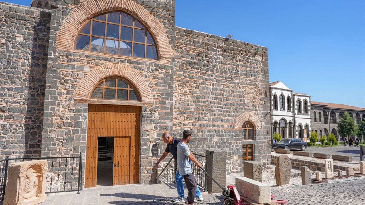 Diyarbakır'da İnşaat Kazısında Bulunan Mezara İlişkin İnceleme Başlatıldı