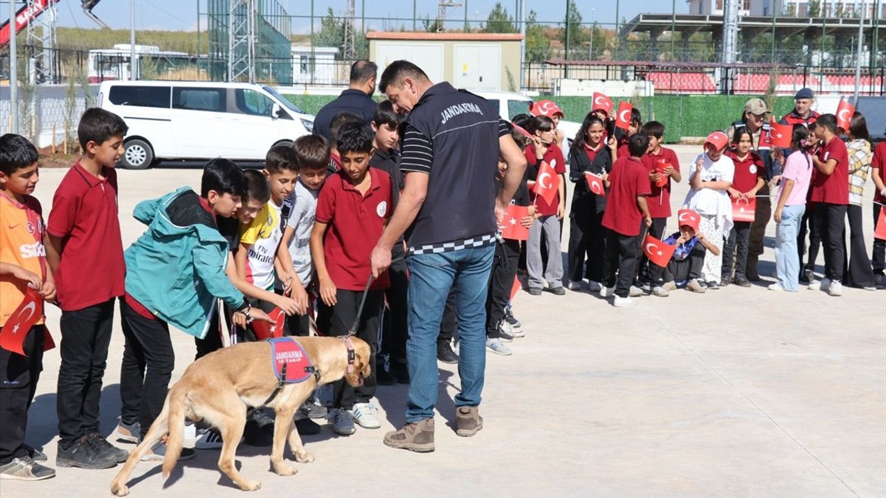 Diyarbakır'da Jandarmadan Çocuklara Bayram Sürprizi