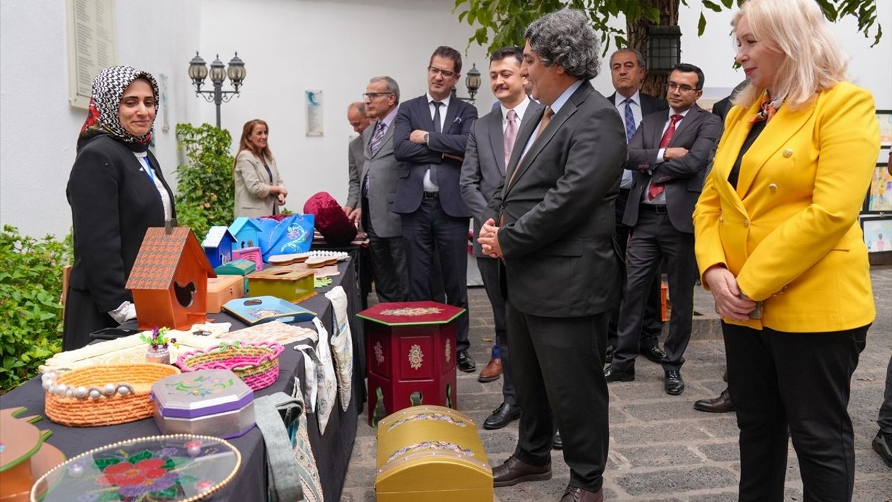 Diyarbakır'da Tutuklu Çocukların Sanat Sergisi Açıldı