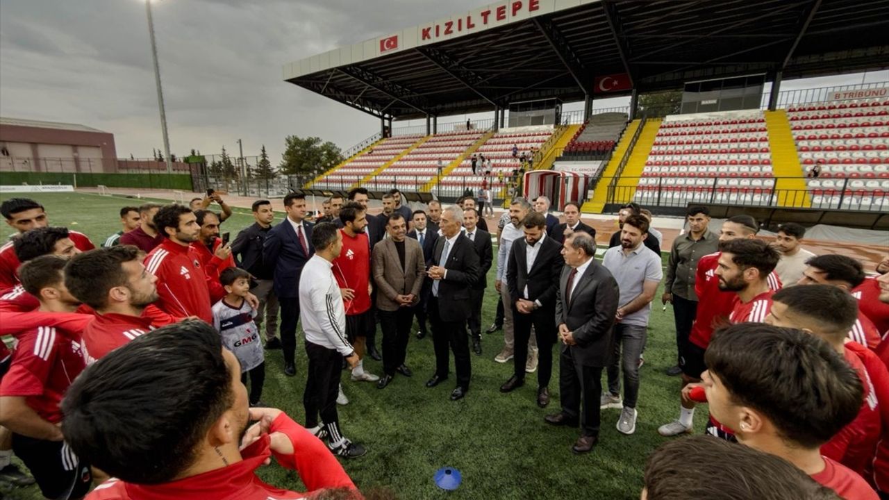 Dursun Özbek'ten Mardin 1969 Spor'a Destek Ziyareti