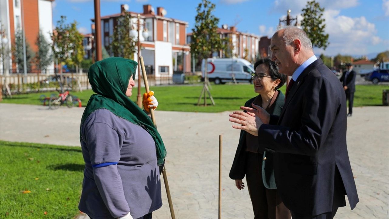 Düzce Belediye Başkanı Özlü'den Temizlik İşçisine Bayrak ve İkramiye