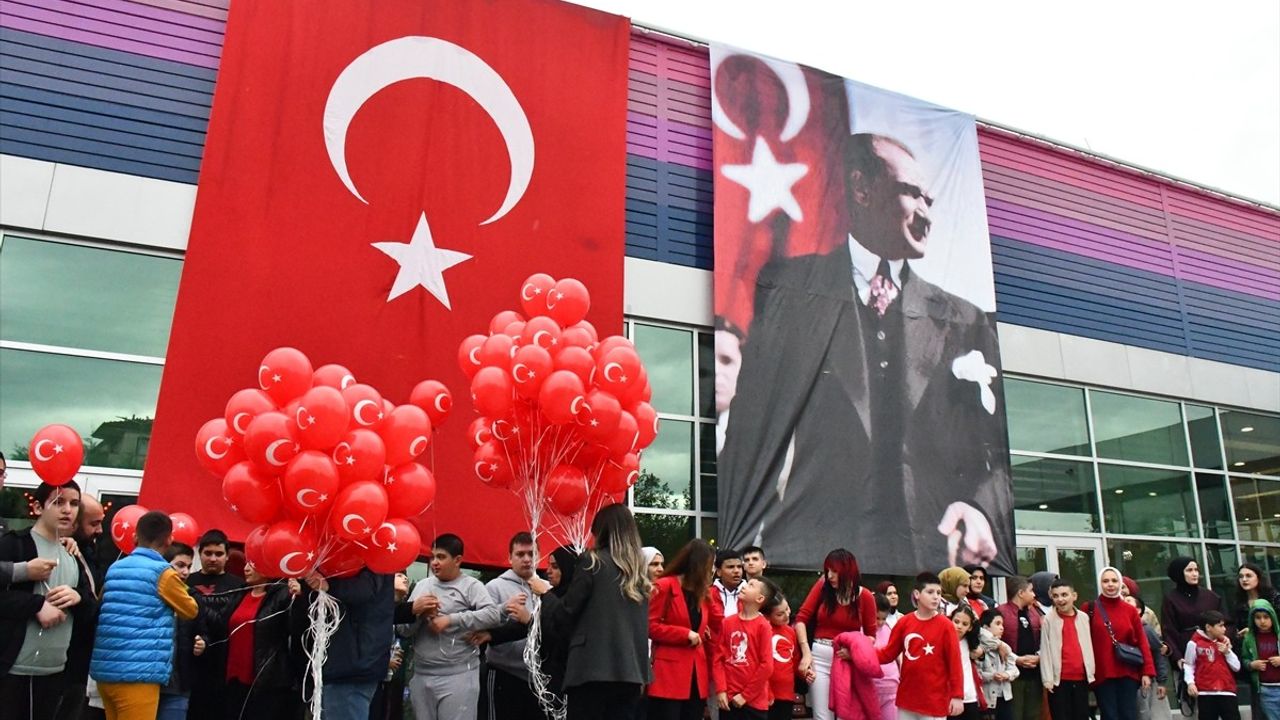 Düzce'de Özel Çocuklar Cumhuriyet İçin Balon Uçurdu