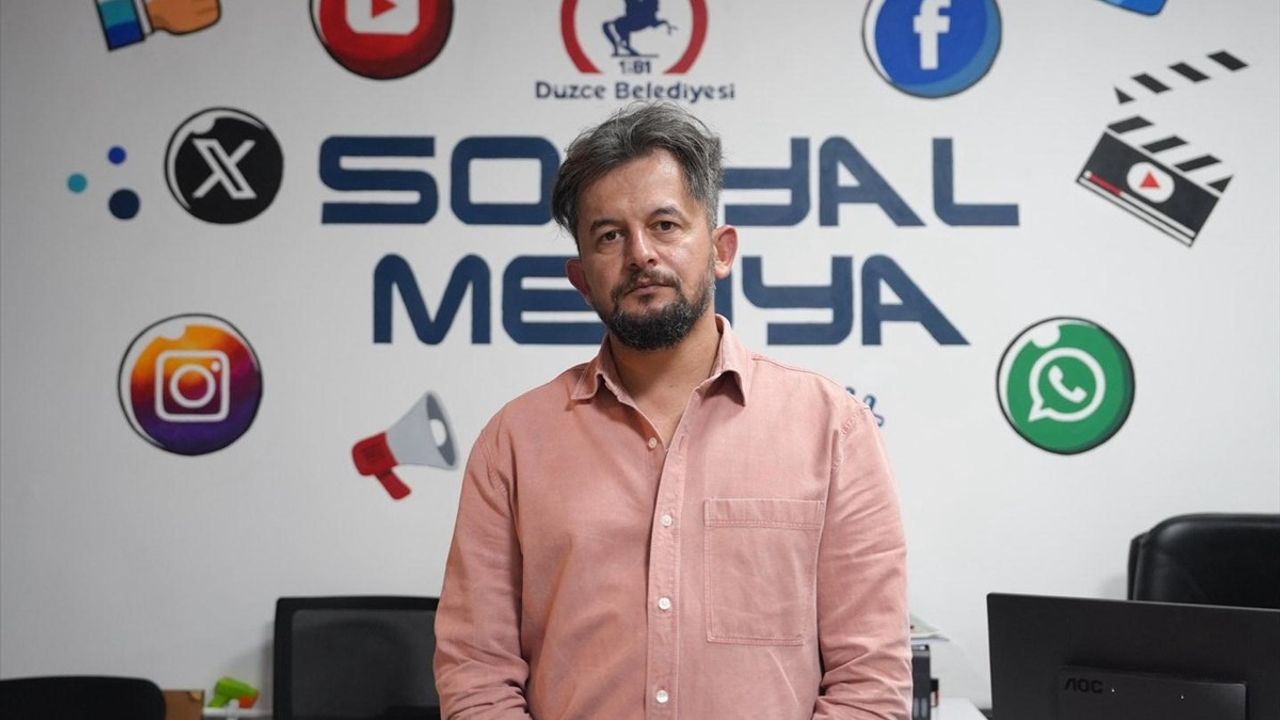 Düzce'de Temizlik İşçisinden Bayrak Sevgisi