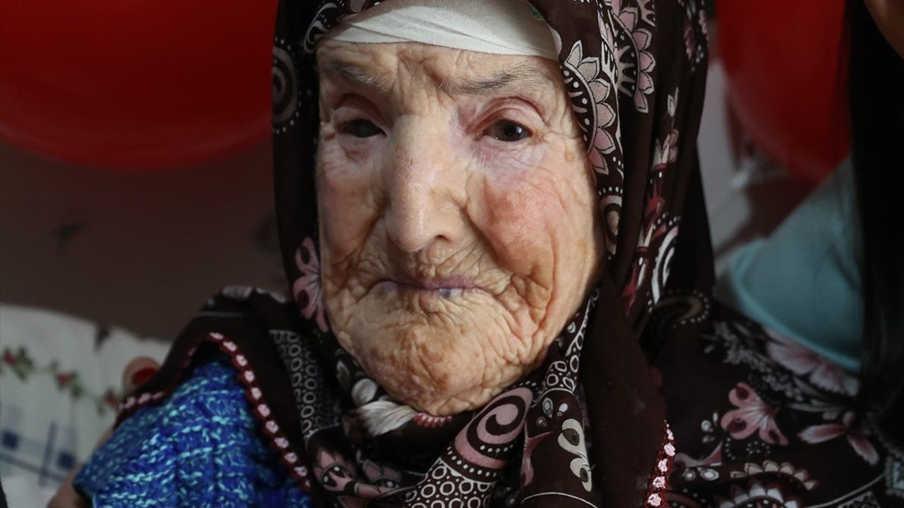 Edirne'de 100 Yaşına Giren Kadına Sürpriz Doğum Günü Kutlaması