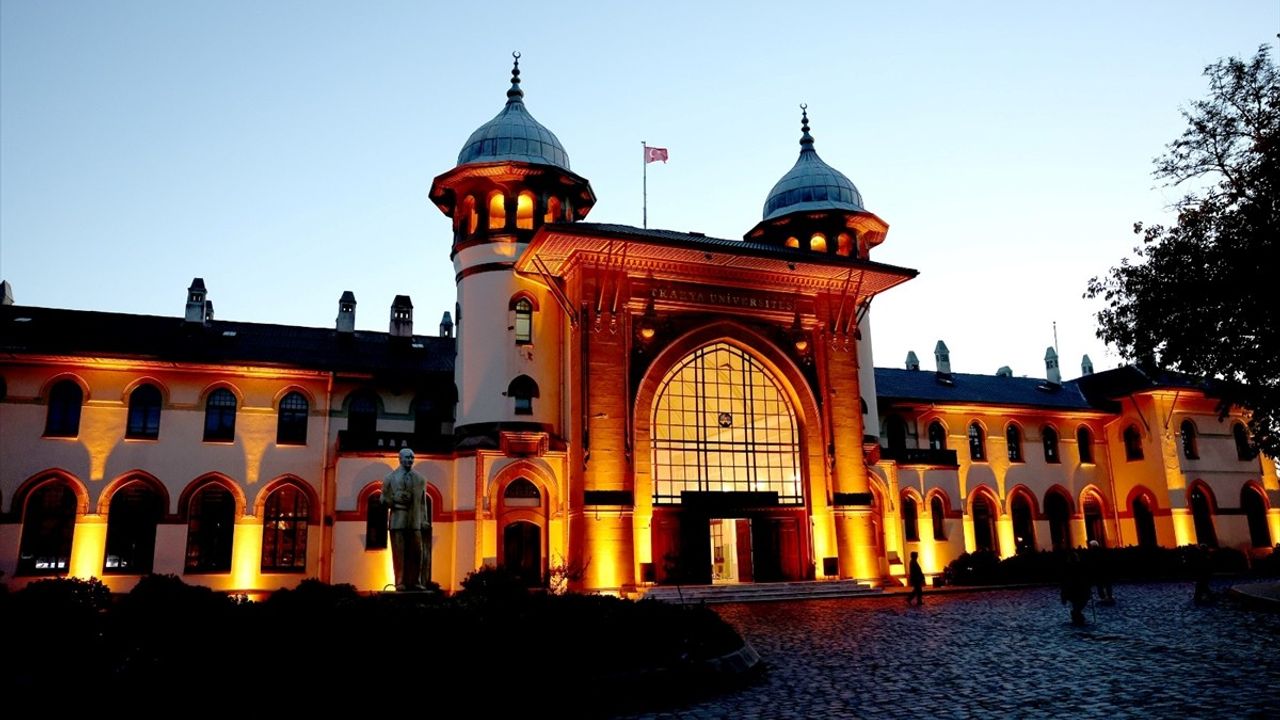 Edirne'deki Tarihi Gar Nostaljik Aydınlatmaya Kavuştu
