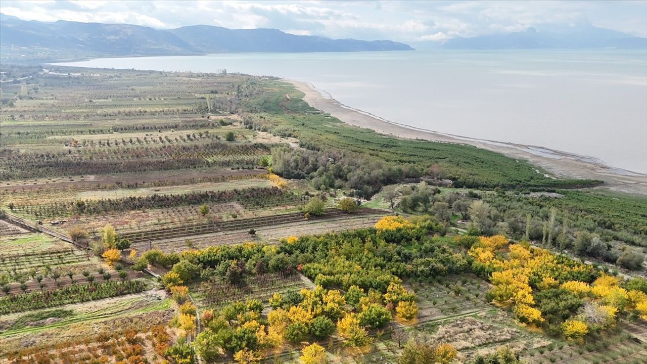 Eğirdir Gölü Sonbaharda Renk Cümbüşüne Bürünen Güzellikte