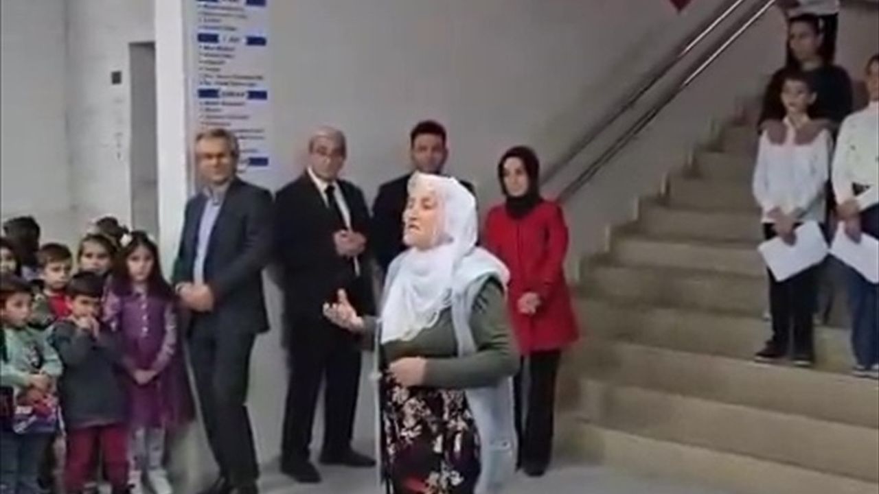 Elazığ'da 70 Yaşındaki Kadının Cumhuriyet Şiiri Sosyal Medyada Beğeni Topladı