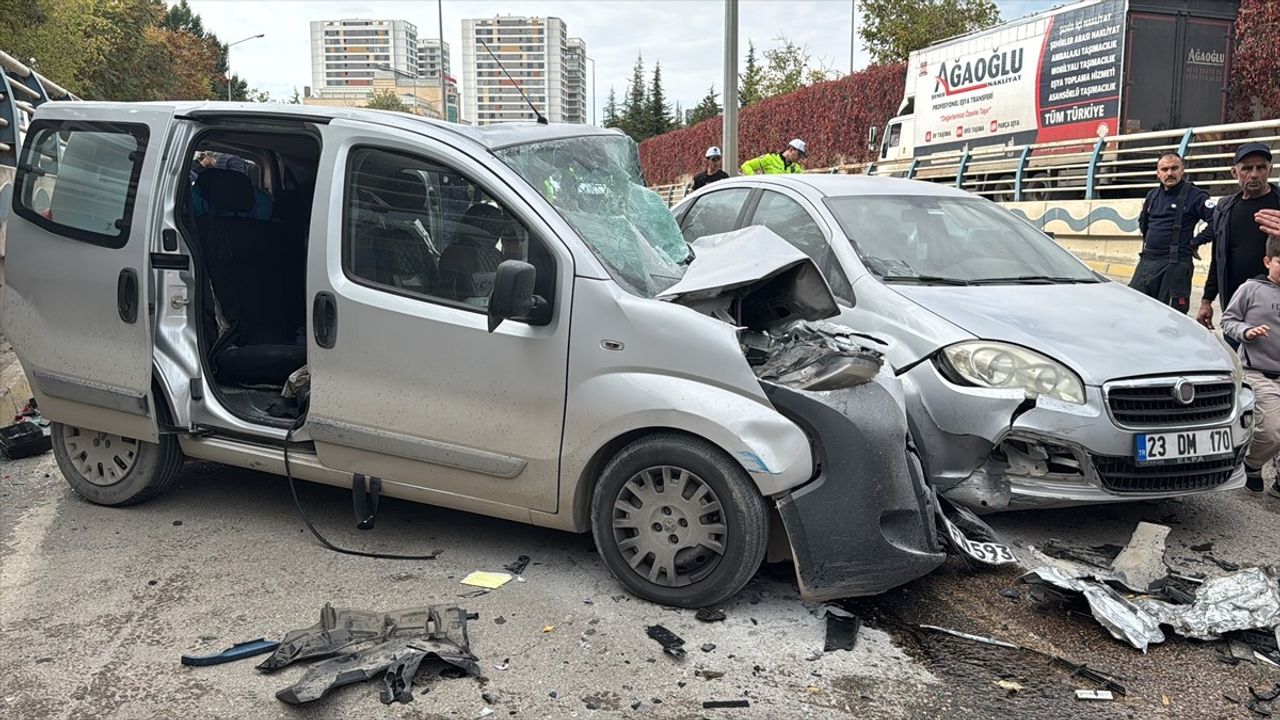 Elazığ'da Zincirleme Trafik Kazası: 5 Yaralı