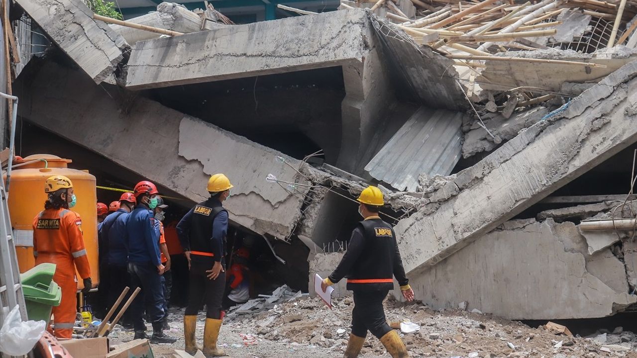 Endonezya'da Okul Binası Çöktü: Arama Kurtarma Çalışmaları Devam Ediyor