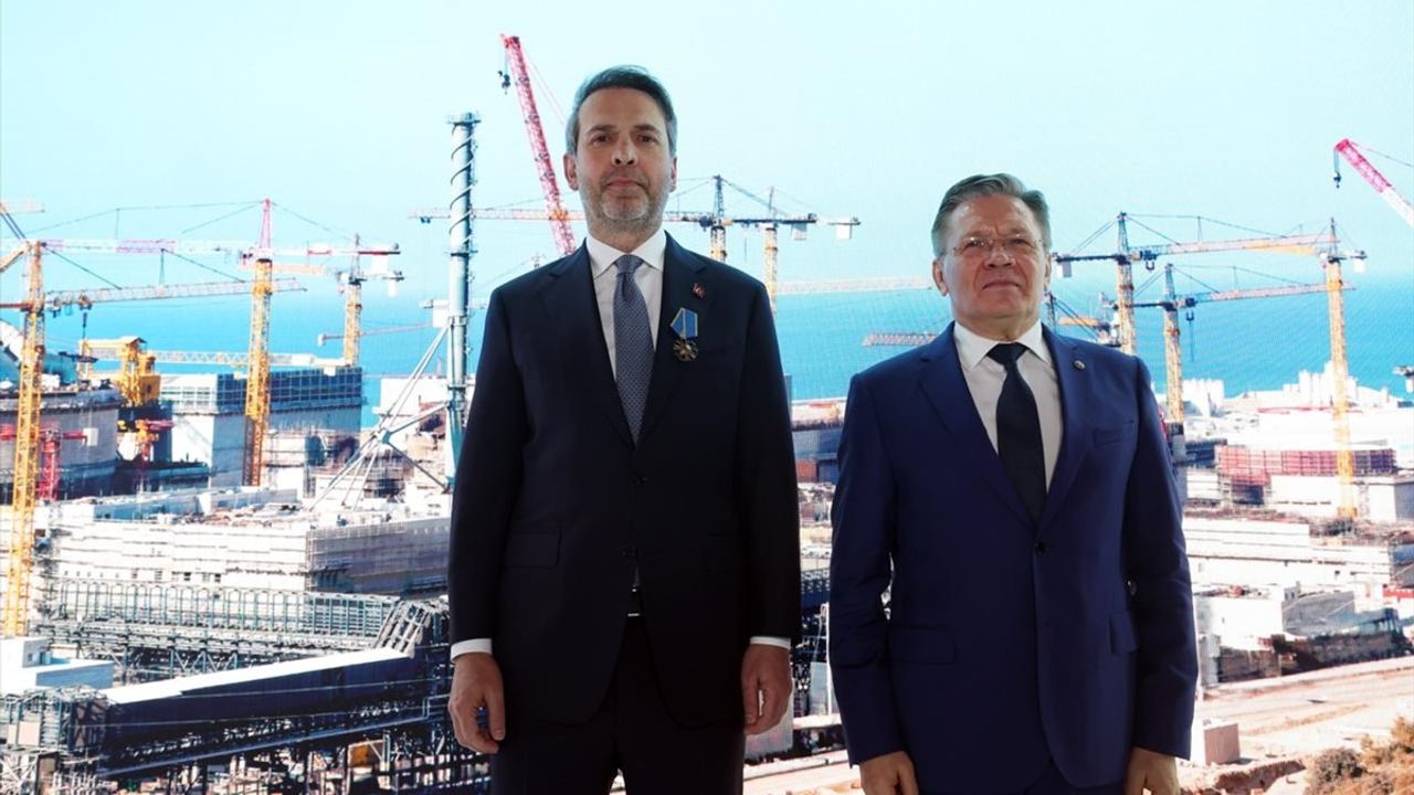 Enerji Bakanı Alparslan Bayraktar'a Rusya'dan Nükleer İşbirliği Ödülü