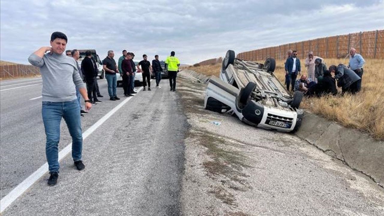 Erzincan'da Hafif Ticari Araç Takla Attı: 4 Yaralı