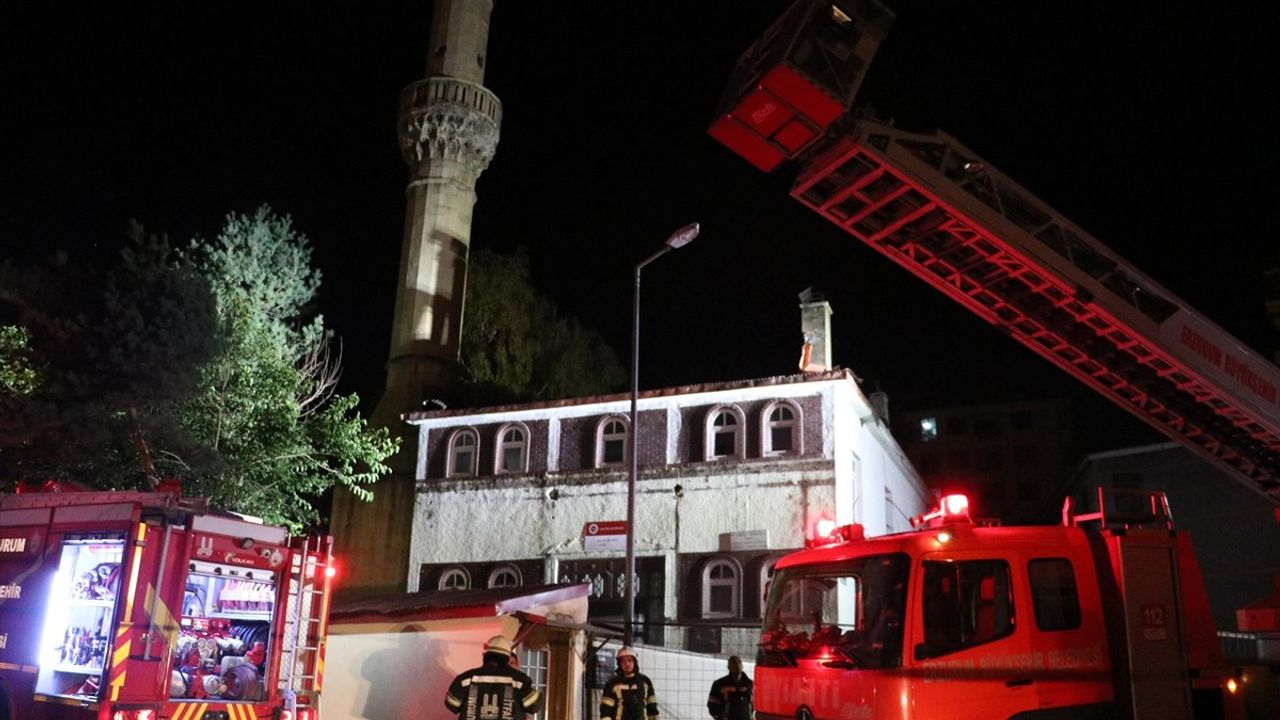 Erzurum'da Tarihi Caminin Çatısında Yangın Çıktı