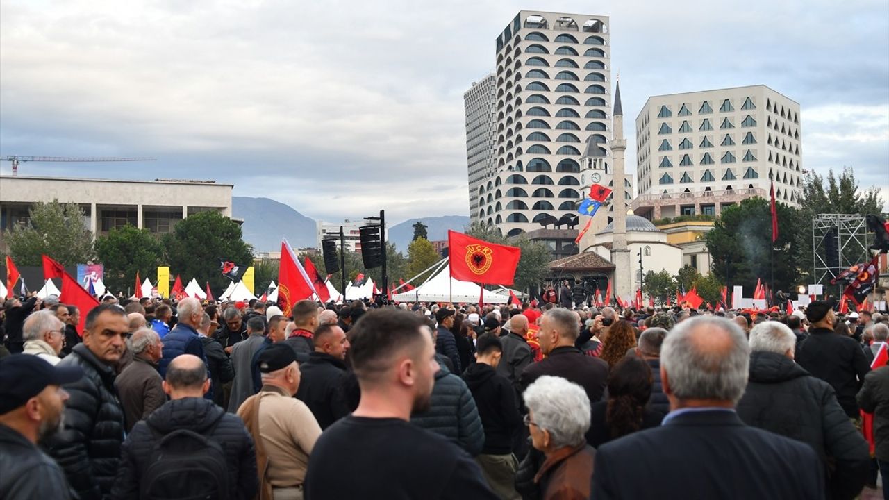Eski UÇK Komutanlarına Destek Gösterisi Tiran'da