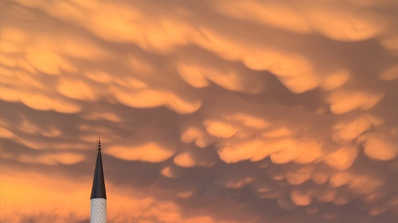 Fethiye'de Nadir Görülen Mammatus Bulutları