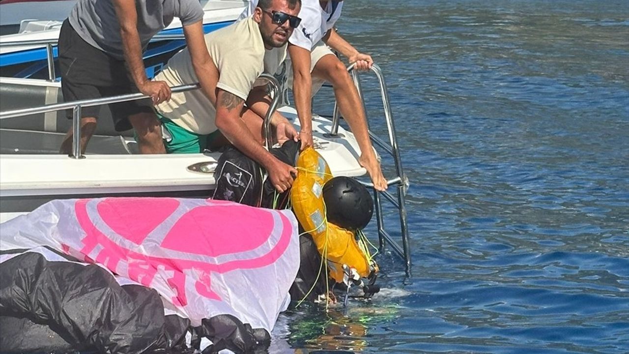 Fethiye'de Yamaç Paraşütü Kazası: Alman Pilot Hastaneye Kaldırıldı