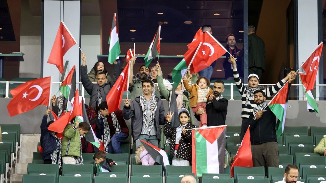 Filistinli Çocuklar Türkiye-Gürcistan Maçında