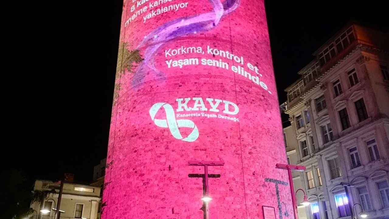 Galata Kulesi Pembe Işıklarla Meme Kanseri Farkındalığı İçin Aydınlatıldı