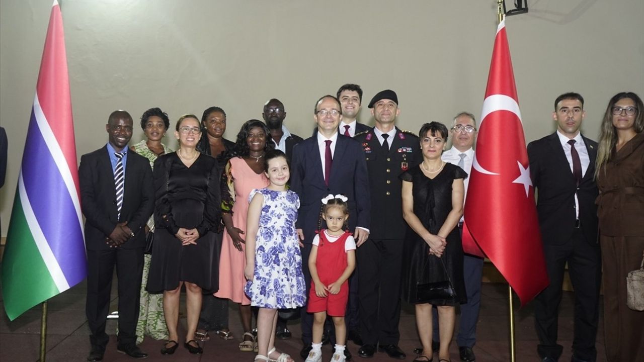Gambiya'da Cumhuriyet'in 102. Yılı Kutlamaları