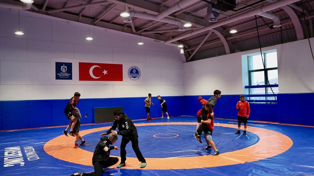 Genç Güreşçilerin Balkan Şampiyonası Hazırlıkları Kocaeli'de Devam Ediyor