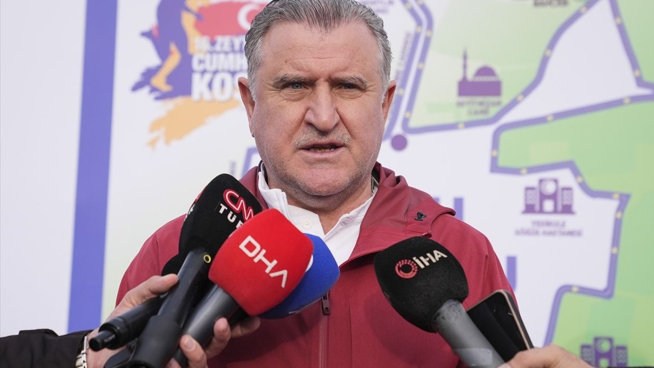 Gençlik ve Spor Bakanı Osman Aşkın Bak, 16. Zeytinburnu Cumhuriyet Koşusu'nda