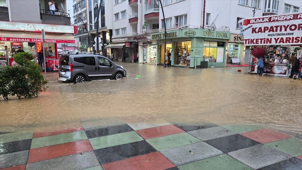 Giresun'da Sağanak Yağış Hayatı Olumsuz Etkiledi