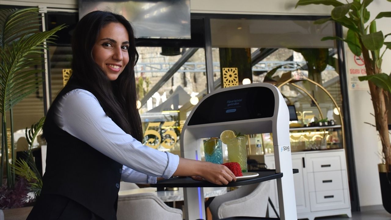 Gümüşhane'de Robot Garson 'Garson Abla' Müşterilerin İlgi Odağı Oldu