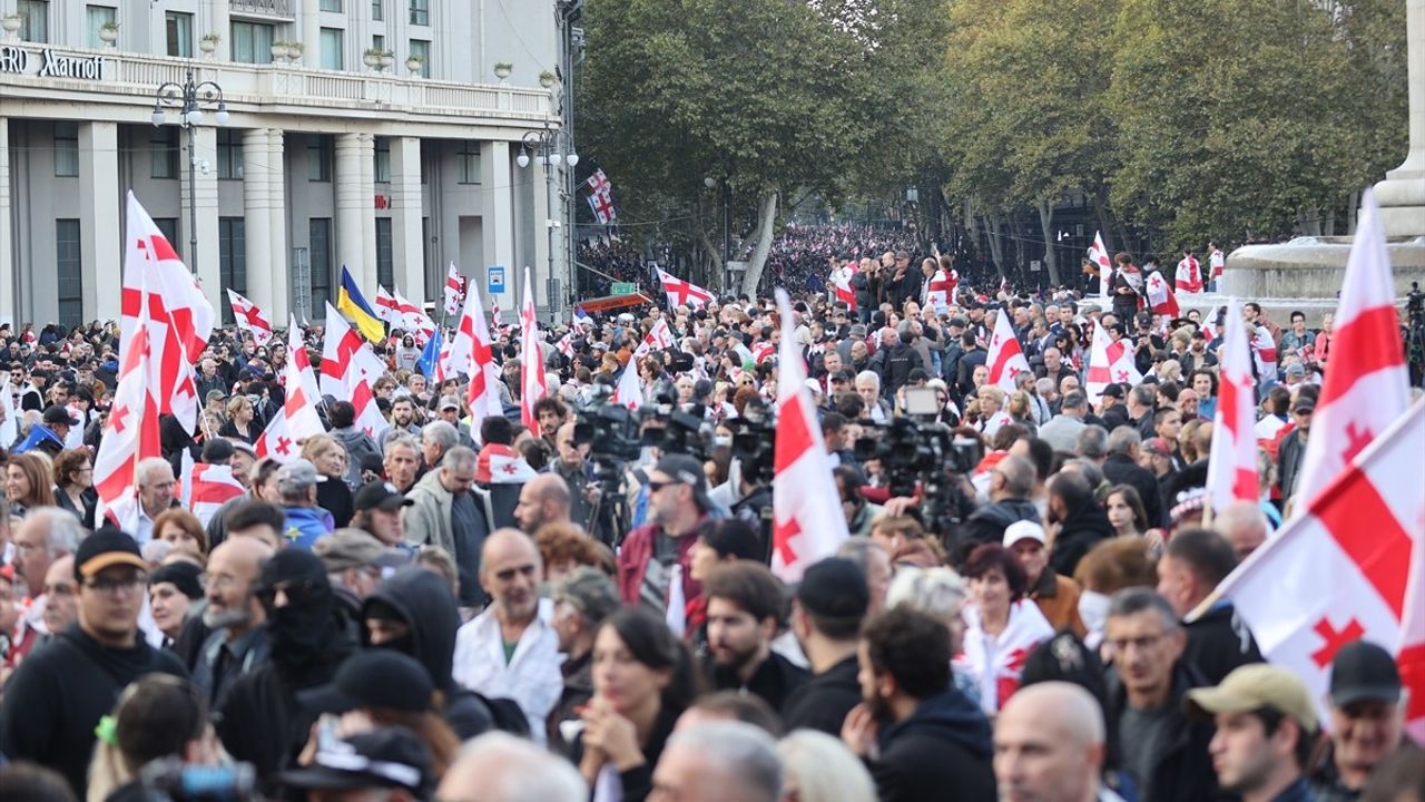 Gürcistan'da Göstericilere Polis Müdahalesi