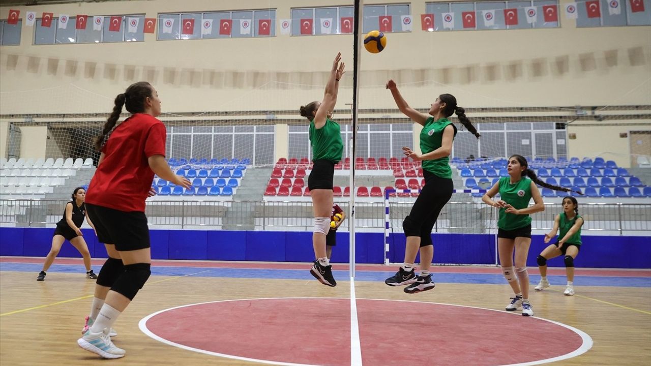 Hakkari'de Kadın Voleybolcuların Hedefi Başarı ve İlham Vermek