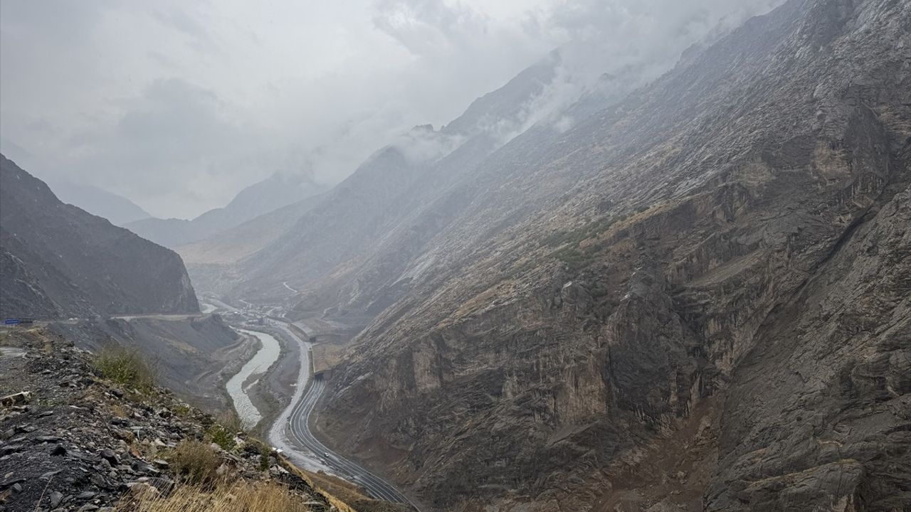 Hakkari'de Sağanak Yağmur Etkili Oldu