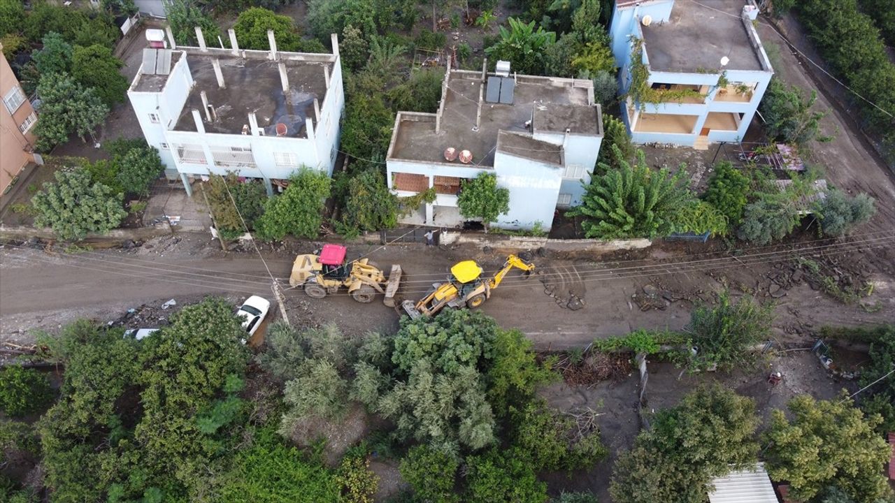 Hatay'da Sağanak Sonrası Temizlik Çalışmaları Devam Ediyor