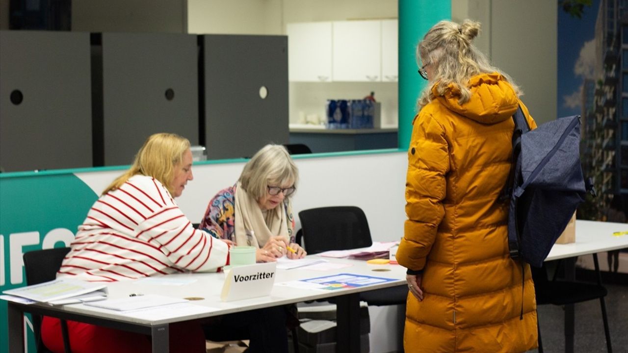 Hollanda Genel Seçimleri Başladı: 1166 Aday ve 27 Parti Yarışıyor
